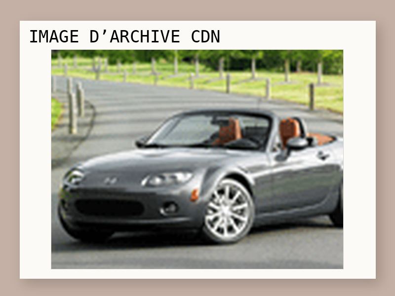 Une voiture Mazda MX5 avec Le Nouvel Observateur.
