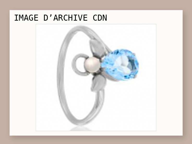 Une superbe bague en forme d'ange Isabelle Langlois en or, pierre de lune, perle et diamants avec Paris Match (1.000€).
