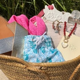 2 paires de sandales chez Théluto 1 bon cadeau de 100 € chez Happy Duck • Paris | London 1 lot com…
