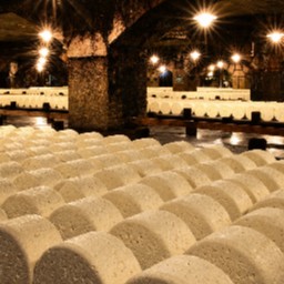 4 séjours gourmands sur les terres du Roquefort en Aveyron 12 assortiments de 6 fromages issus de l…